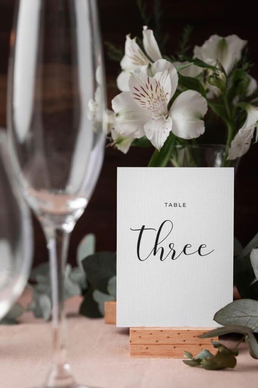 Décoration de table de mariage avec fleurs blanches et verrerie